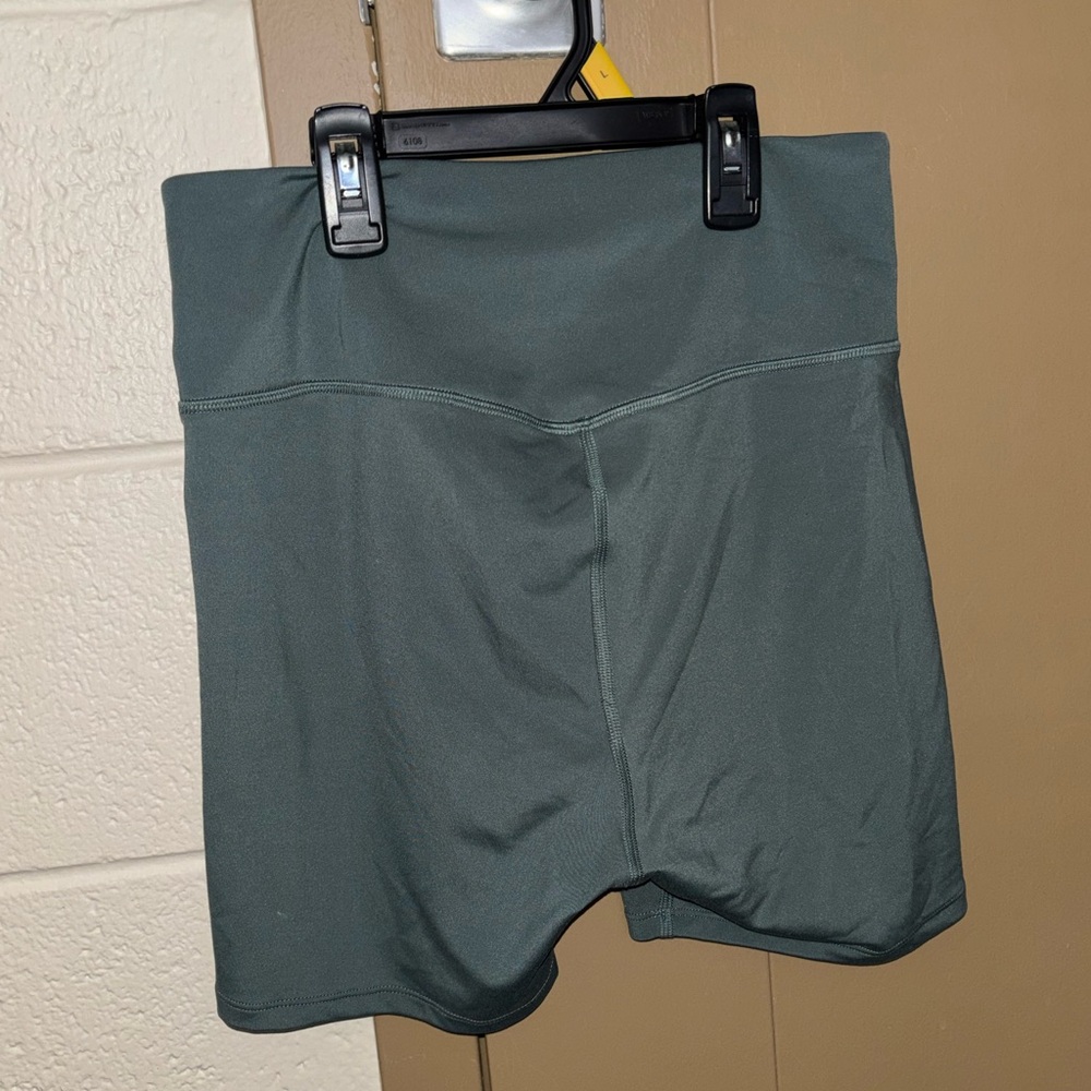 girlfriend collective biker shorts - Picture 2 of 4